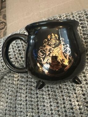 Black Cauldron-Style Mug with Gold Crest